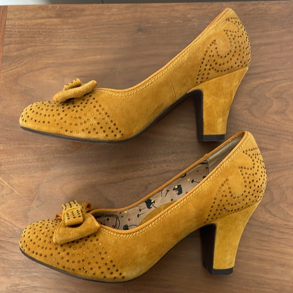 Miss L-Fire mustard yellow pin up suede pumps with bows and rhinestones. Sz38 - Picture 8 of 9